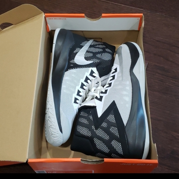 Nike Zoom Devosion Men's shoes Metallic Silver 8.5 - Picture 1 of 8